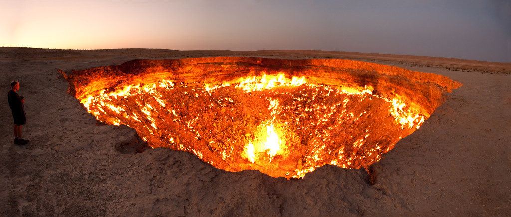 http://it.wikipedia.org/wiki/Porta_dell'inferno#/media/File:Darvasa_gas_crater_panorama.jpg