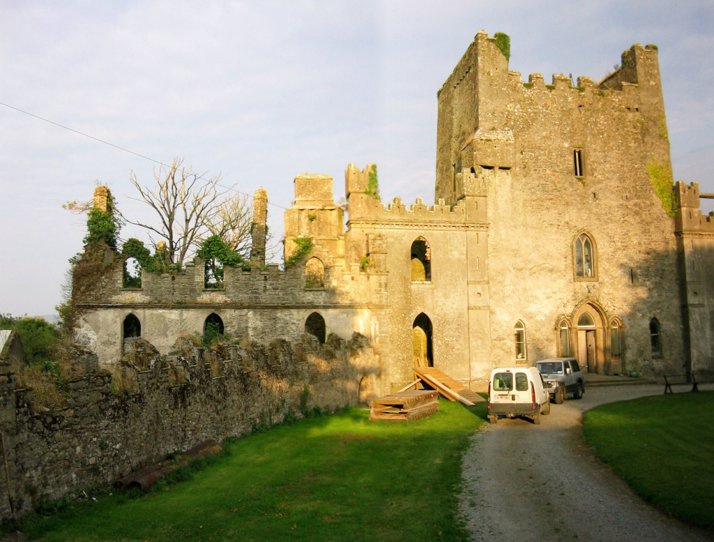 http://upload.wikimedia.org/wikipedia/commons/c/cc/Castle_Leap,_Birr,_Ireland.jpg