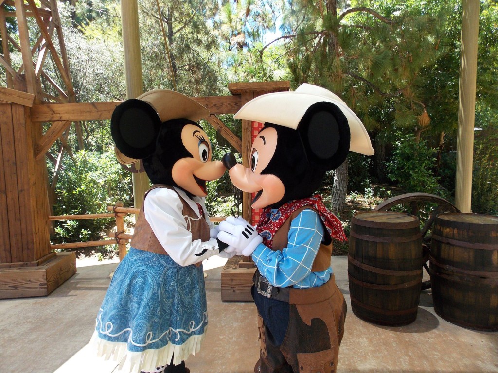 By mydisneyadventures (Flickr: Kiss!) [CC BY 2.0 (http://creativecommons.org/licenses/by/2.0)], via Wikimedia Commons