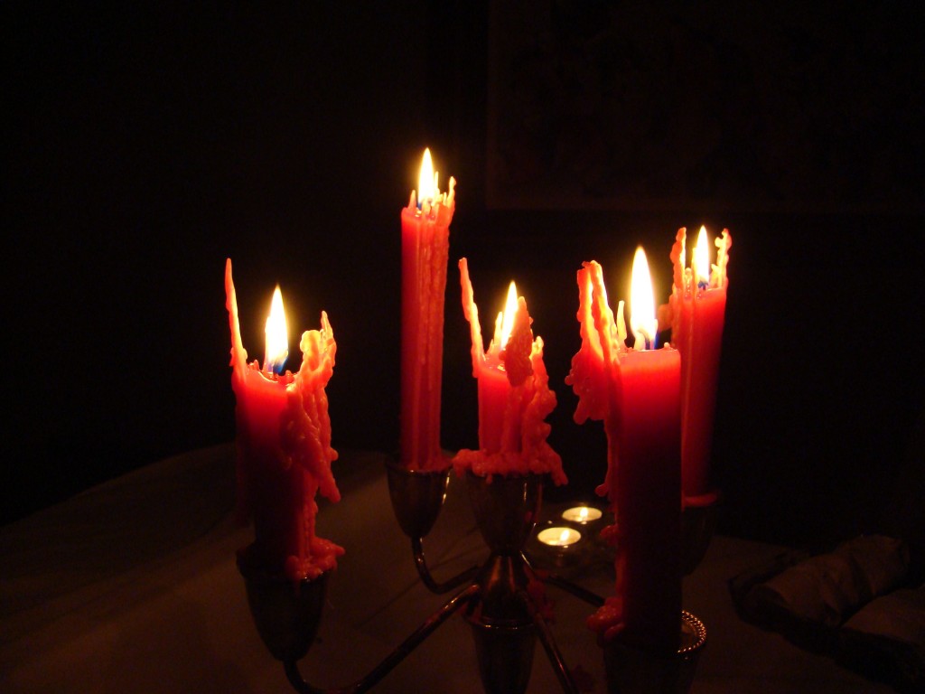 http://upload.wikimedia.org/wikipedia/commons/c/c6/Spooky_halloween_candles_in_dark.jpg